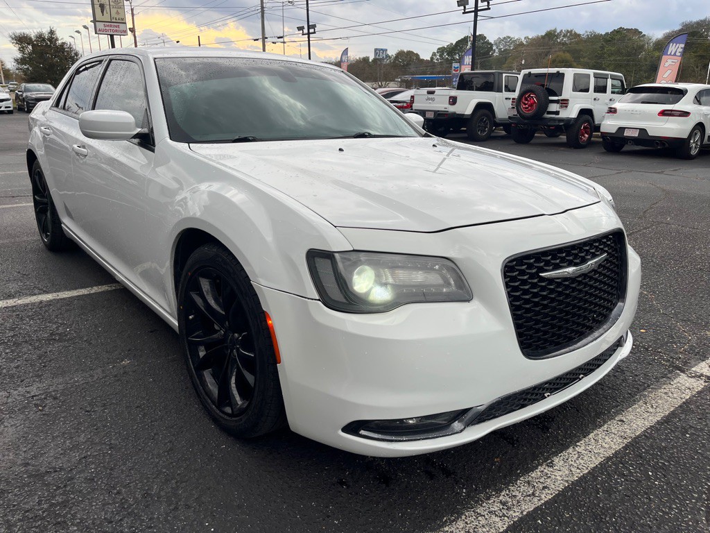 2019 Chrysler 300 Image 3