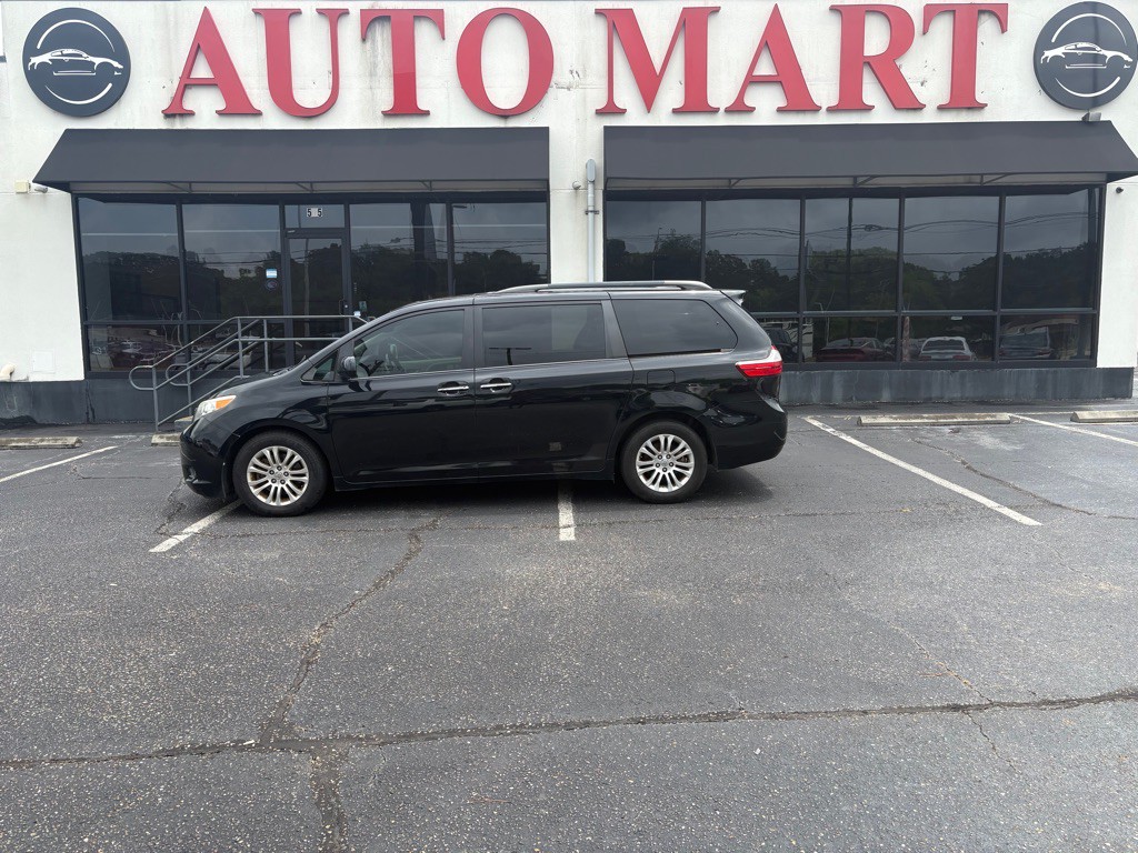 2015 Toyota Sienna Image 1