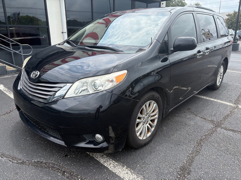 2015 Toyota Sienna Image 2