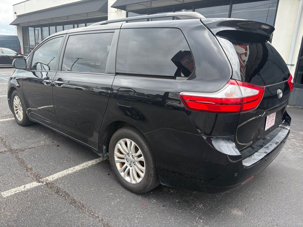 2015 Toyota Sienna Image 5