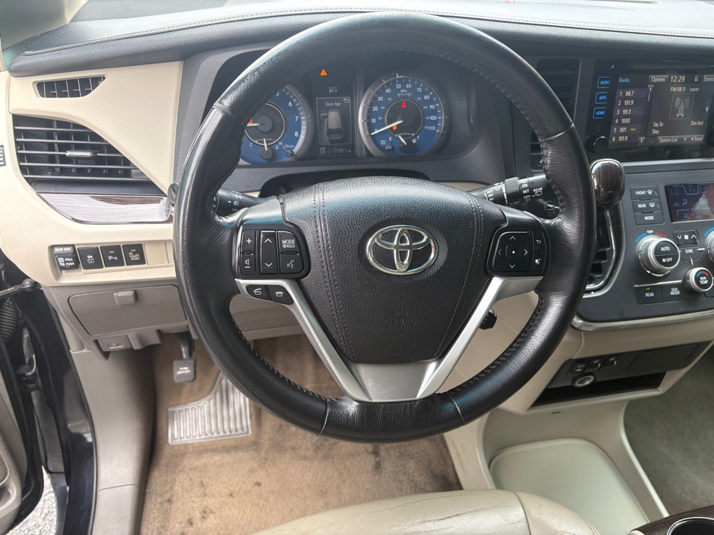 2015 Toyota Sienna Image 6