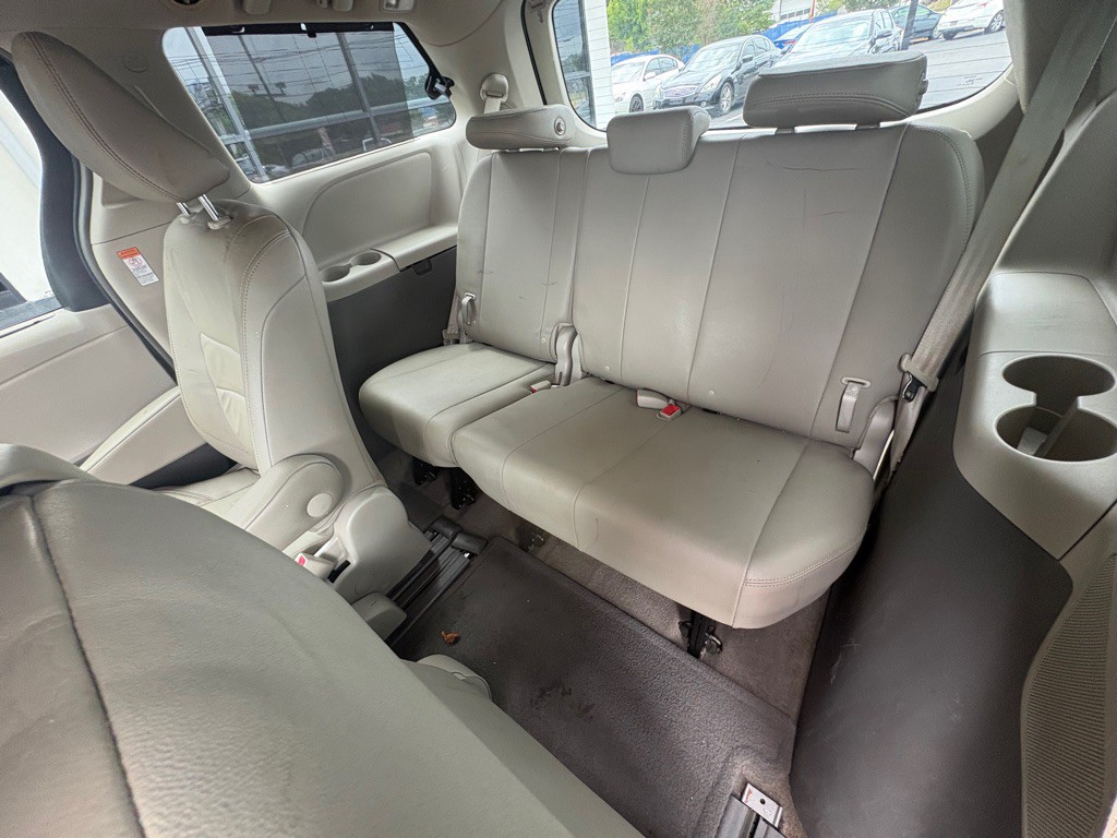 2015 Toyota Sienna Image 7