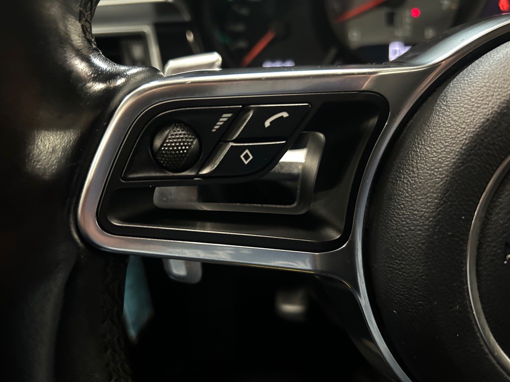2018 Porsche Macan Image 18