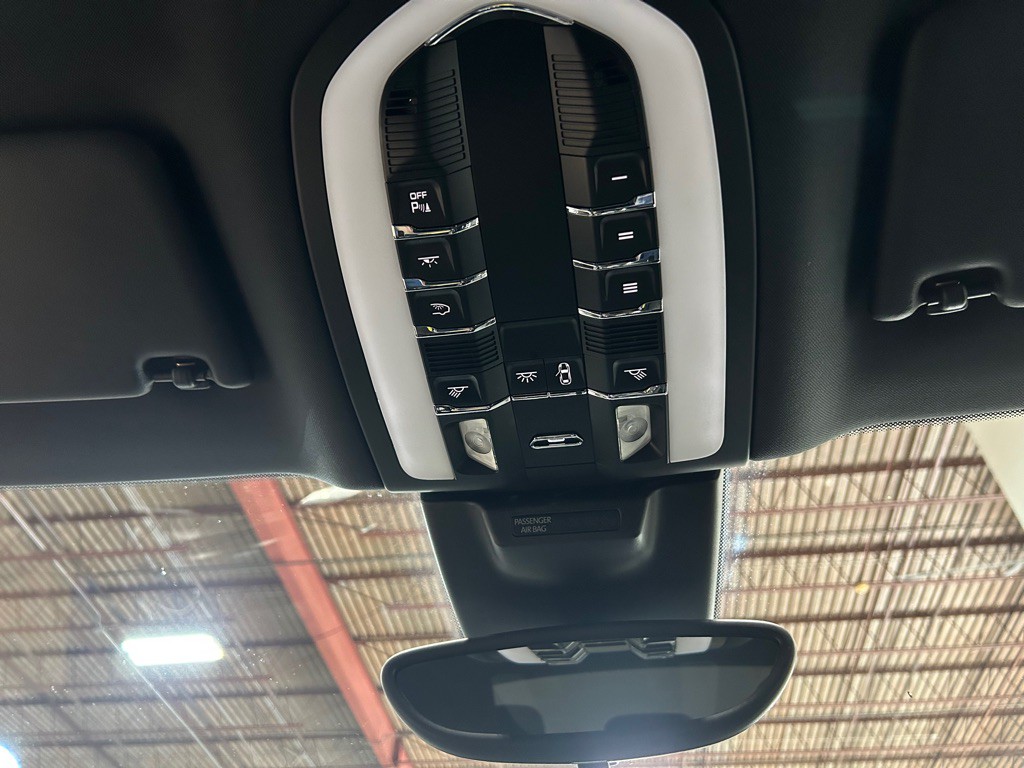 2018 Porsche Macan Image 25