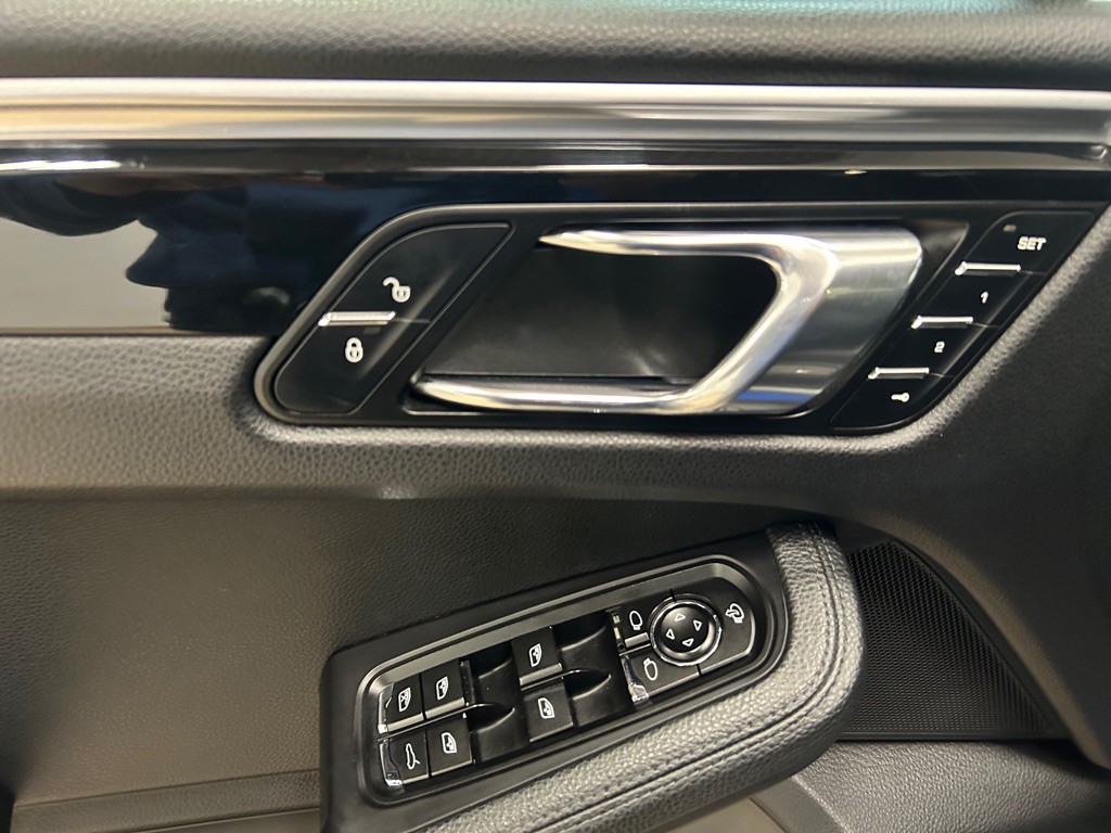 2018 Porsche Macan Image 30