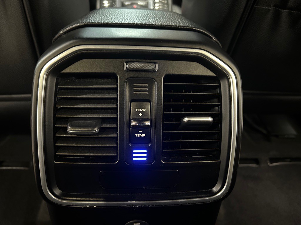 2018 Porsche Macan Image 35
