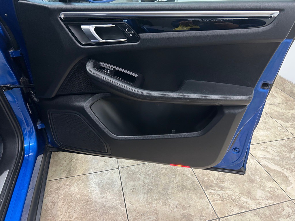 2018 Porsche Macan Image 37