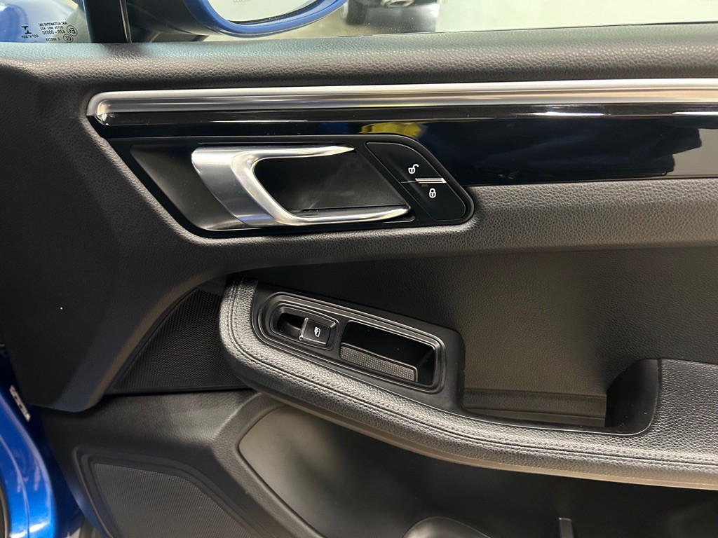 2018 Porsche Macan Image 38