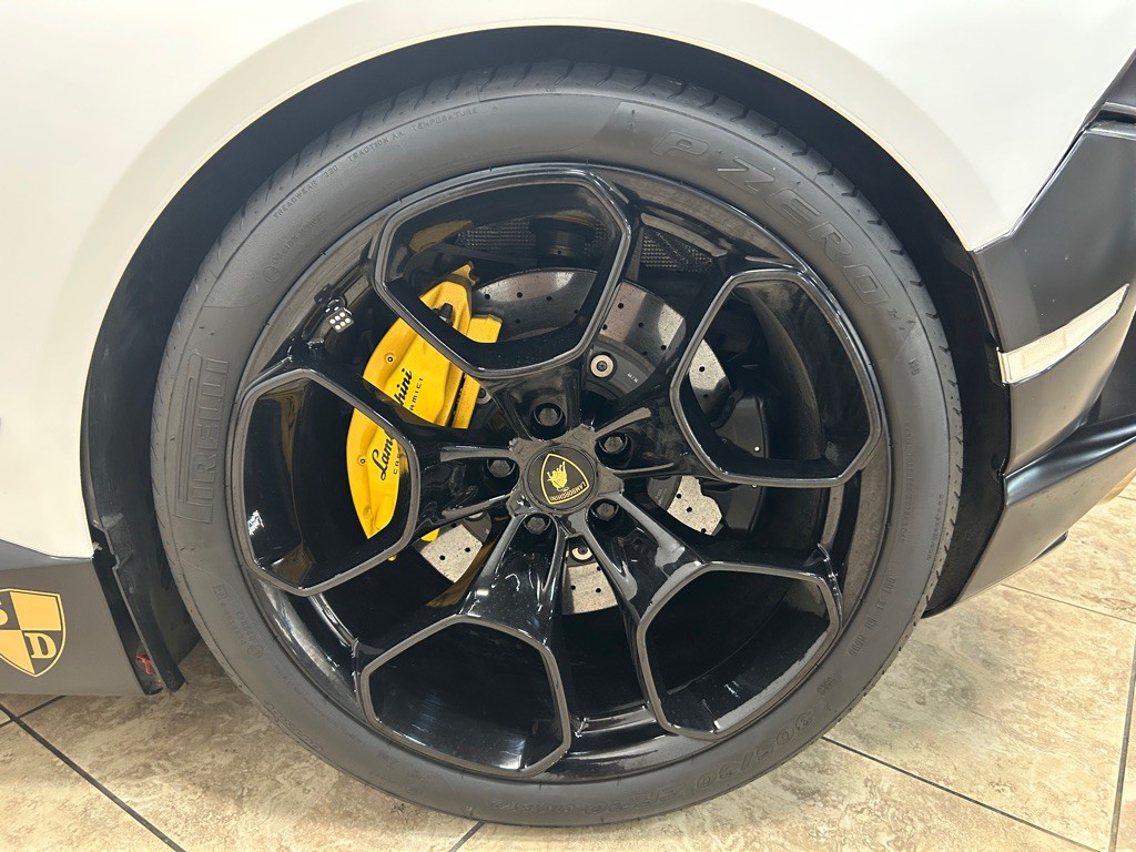 2015 Lamborghini Huracan Image 32