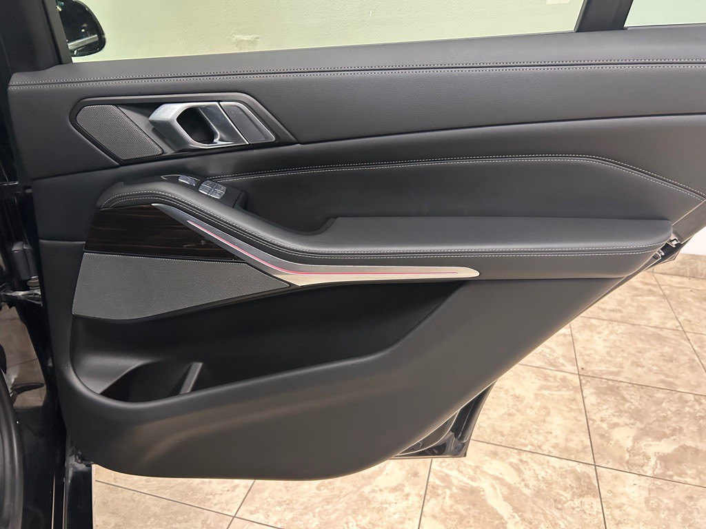 2020 BMW X7 Image 37