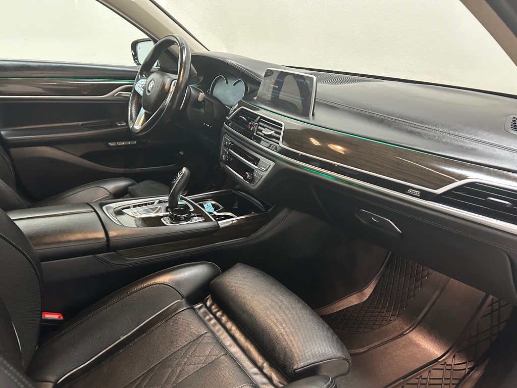 2018 BMW 7 Series Image 32