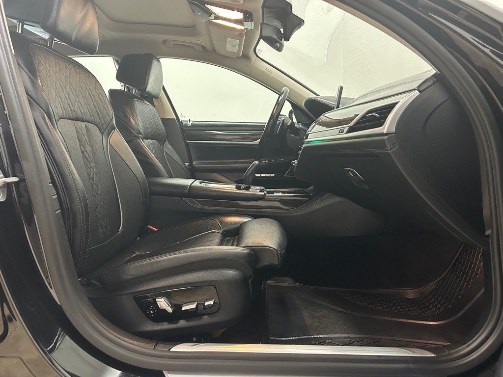 2018 BMW 7 Series Image 33