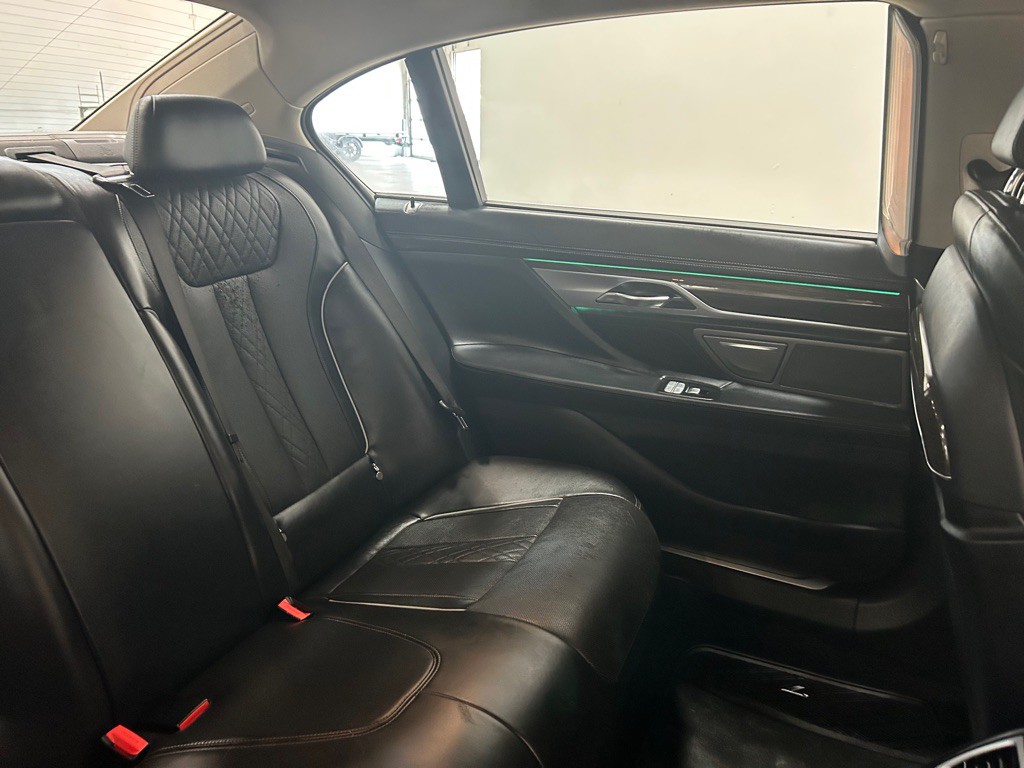 2018 BMW 7 Series Image 39