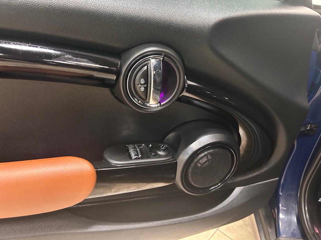 2017 MINI Cooper Image 18