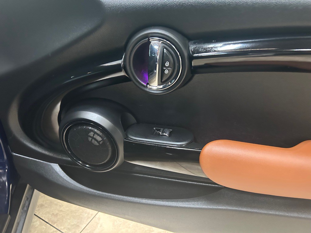 2017 MINI Cooper Image 28