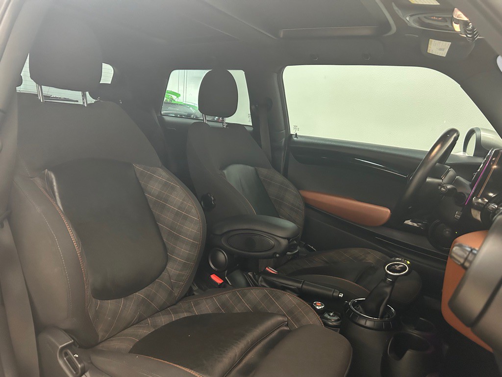 2017 MINI Cooper Image 30