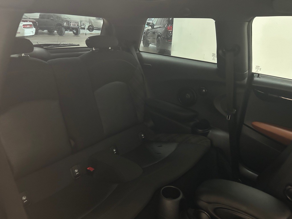 2017 MINI Cooper Image 32