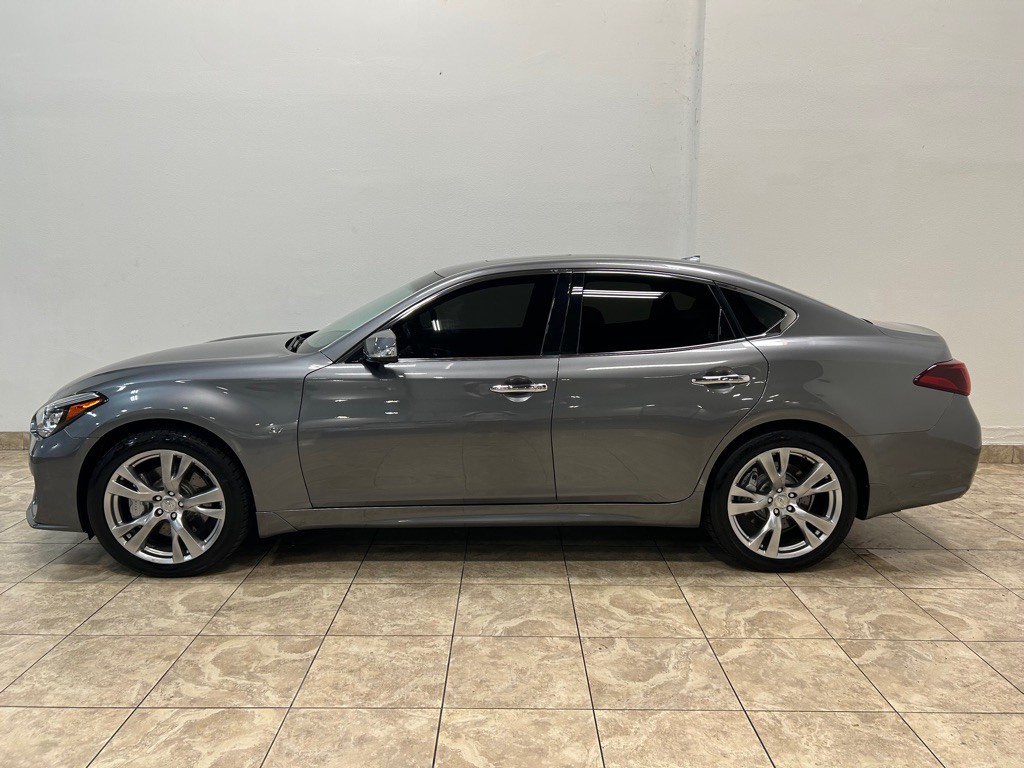 2017 INFINITI Q70 Image 2