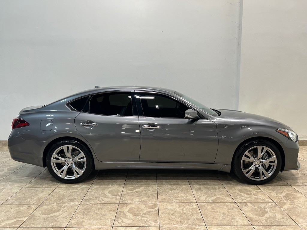2017 INFINITI Q70 Image 6