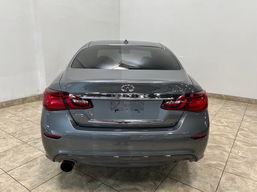 2017 INFINITI Q70 Image 8