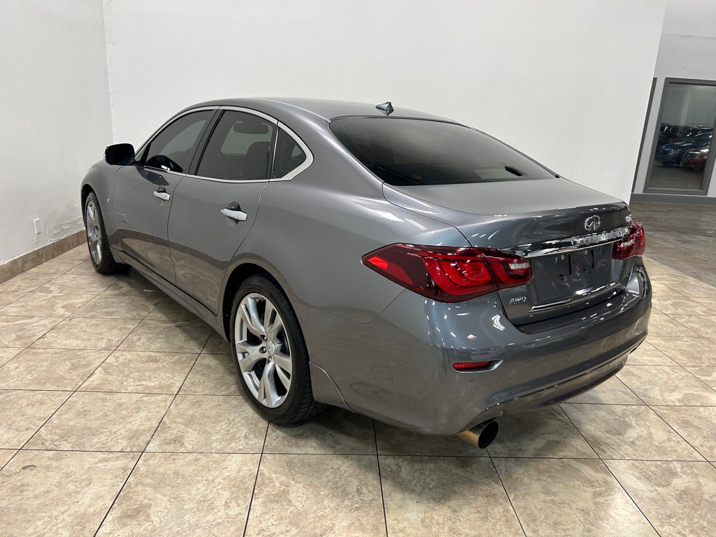 2017 INFINITI Q70 Image 9