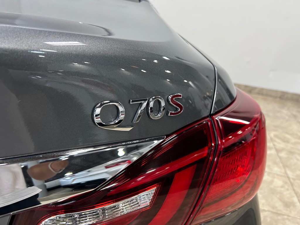 2017 INFINITI Q70 Image 10