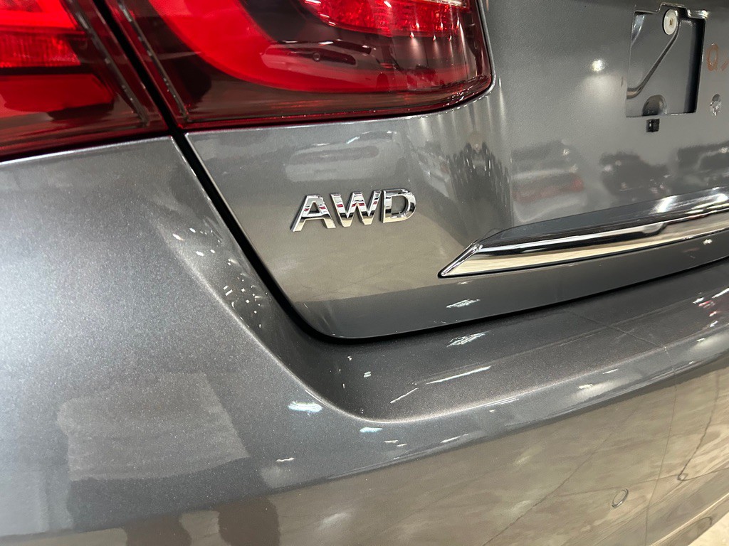2017 INFINITI Q70 Image 11