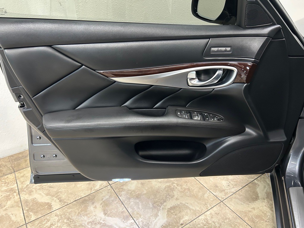 2017 INFINITI Q70 Image 17