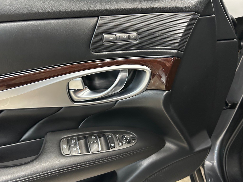 2017 INFINITI Q70 Image 18