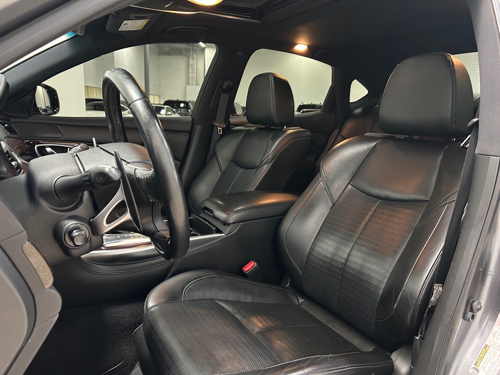 2017 INFINITI Q70 Image 30