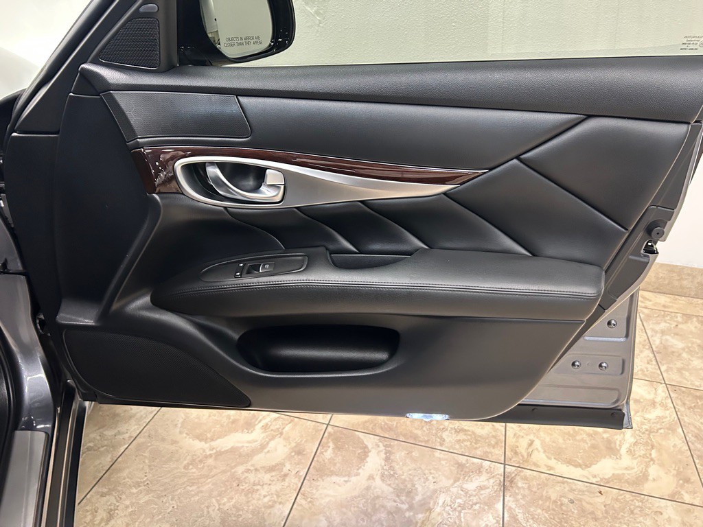 2017 INFINITI Q70 Image 31