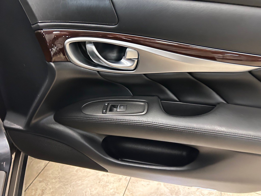 2017 INFINITI Q70 Image 32