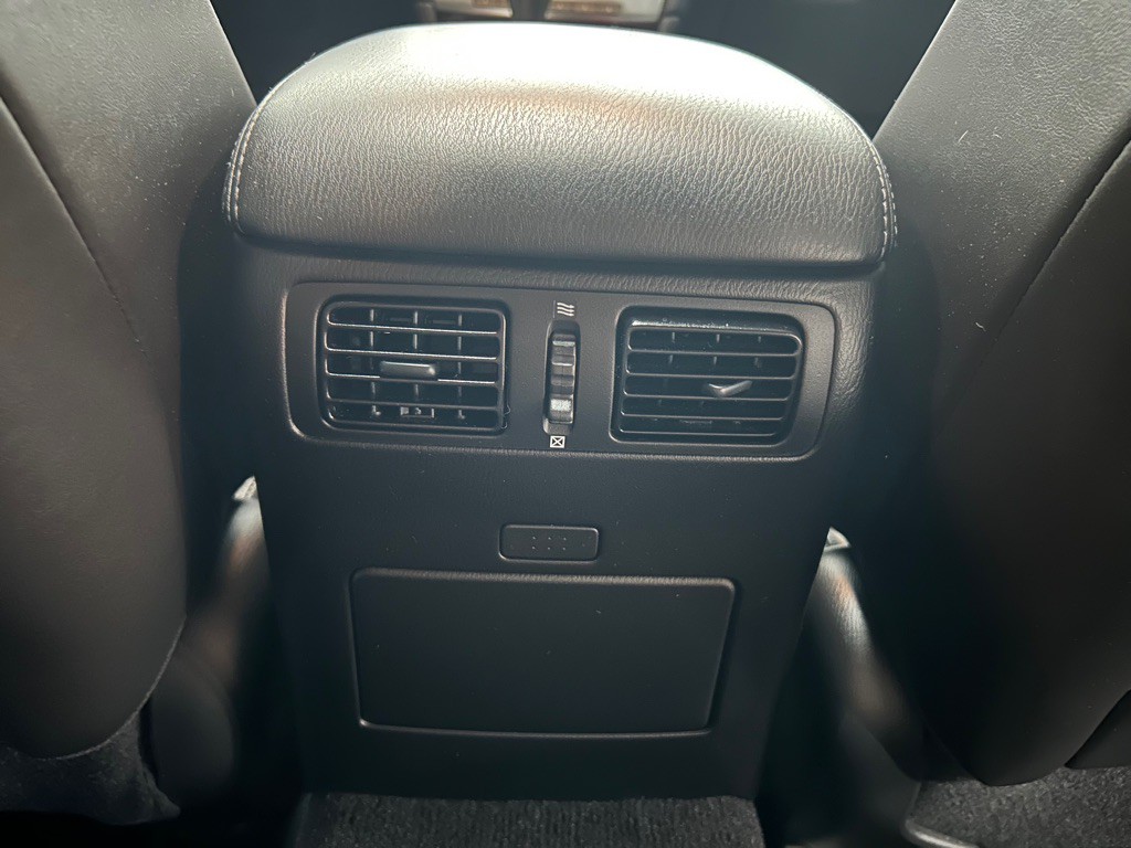 2017 INFINITI Q70 Image 35