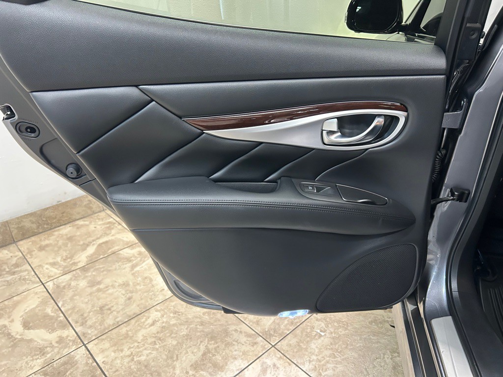 2017 INFINITI Q70 Image 36