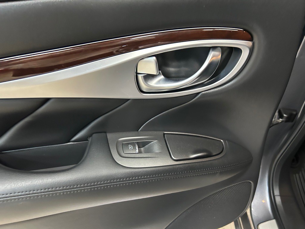 2017 INFINITI Q70 Image 37