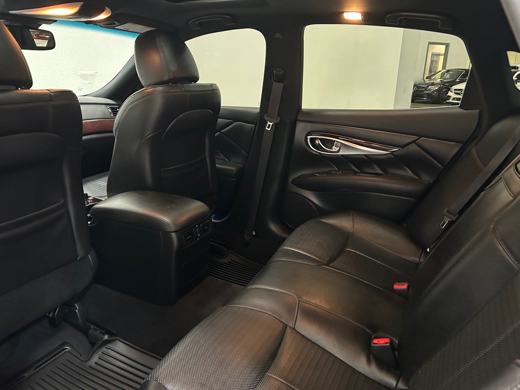 2017 INFINITI Q70 Image 38