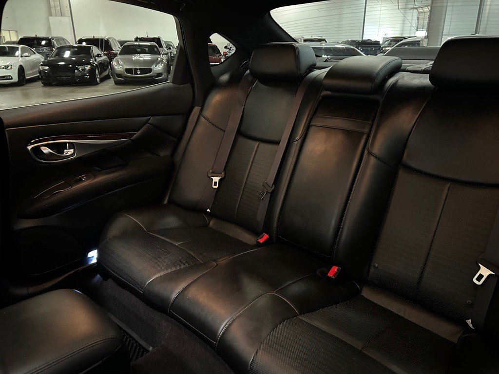 2017 INFINITI Q70 Image 39