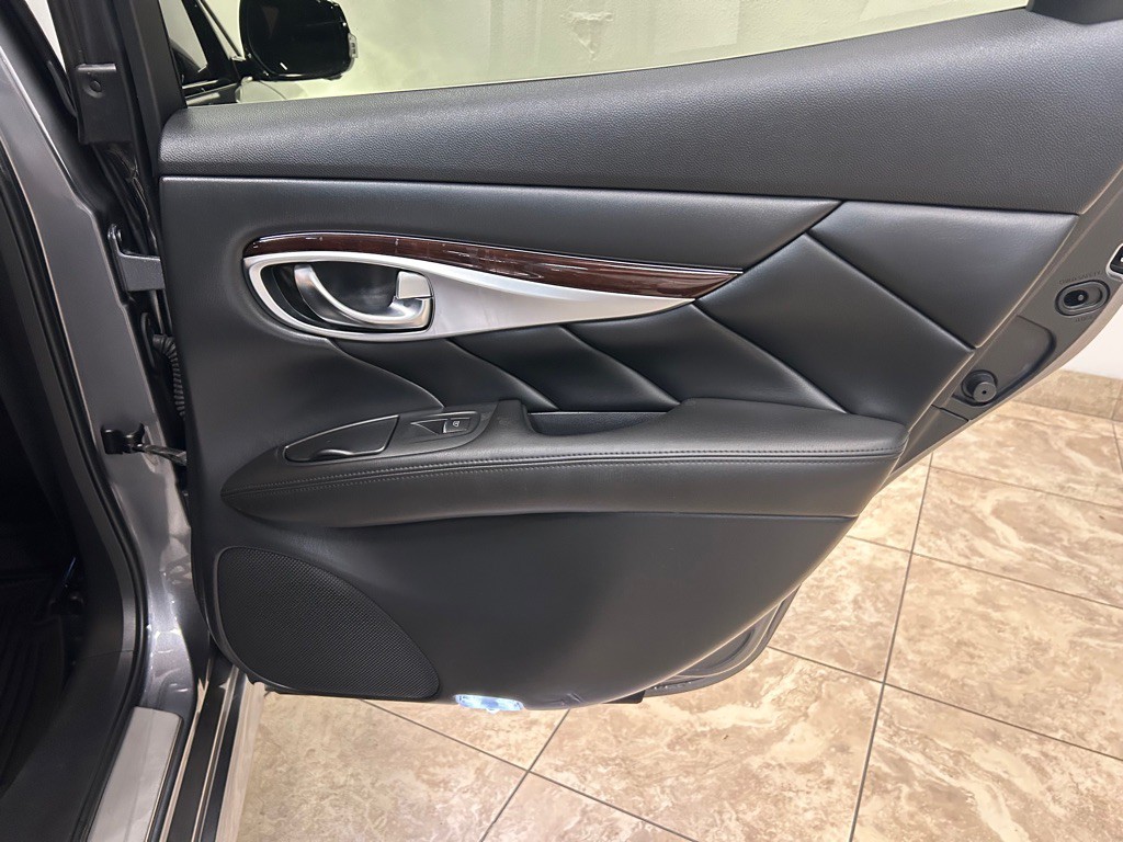 2017 INFINITI Q70 Image 40