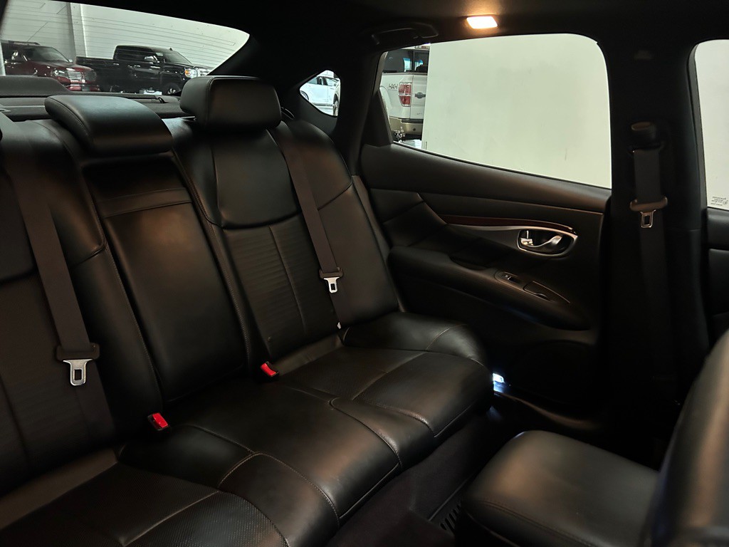 2017 INFINITI Q70 Image 43