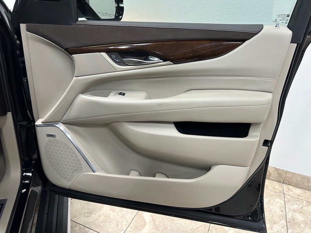 2017 Cadillac Escalade Image 28