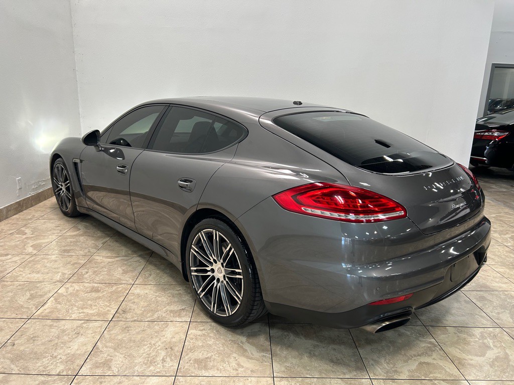 2015 Porsche Panamera Image 9