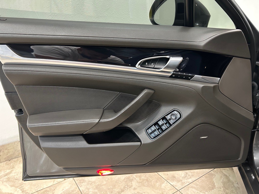 2015 Porsche Panamera Image 15