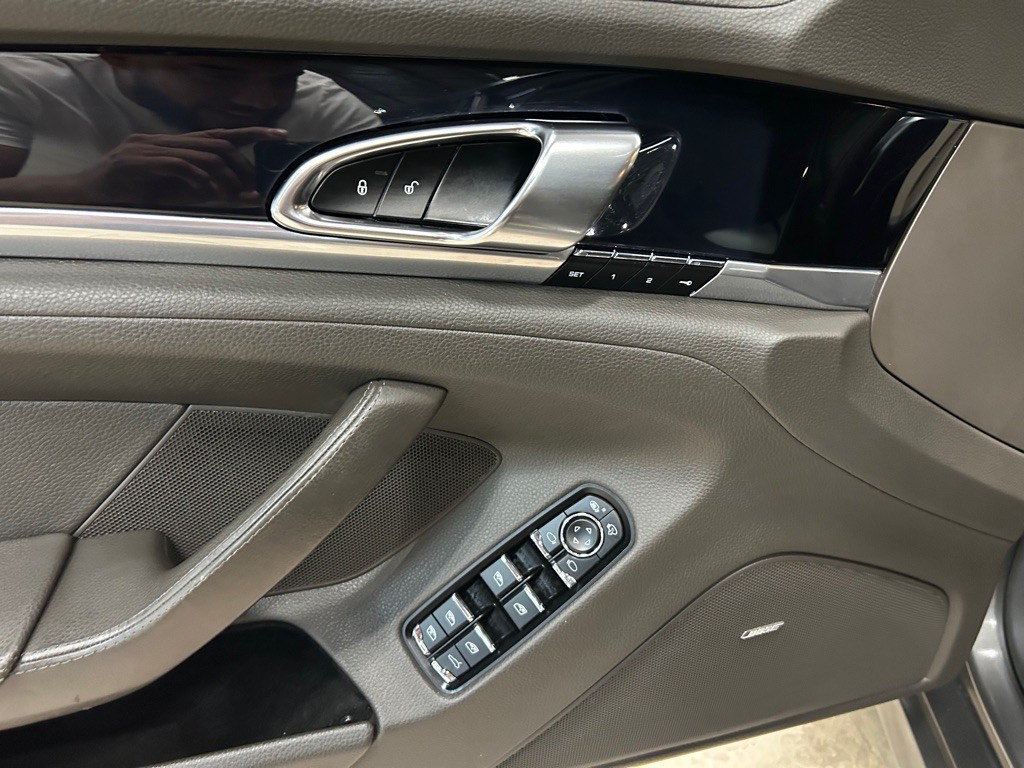 2015 Porsche Panamera Image 16