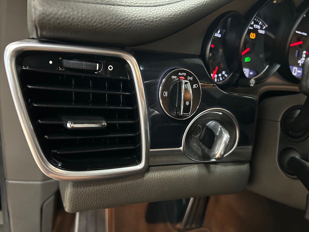 2015 Porsche Panamera Image 17