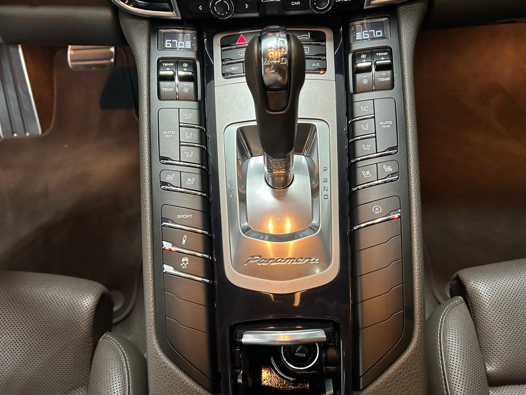2015 Porsche Panamera Image 24
