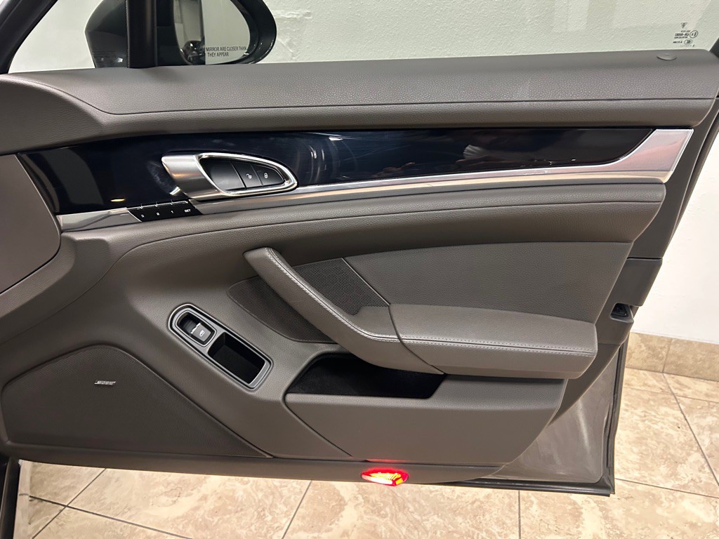 2015 Porsche Panamera Image 28