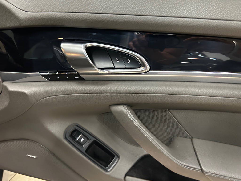 2015 Porsche Panamera Image 29
