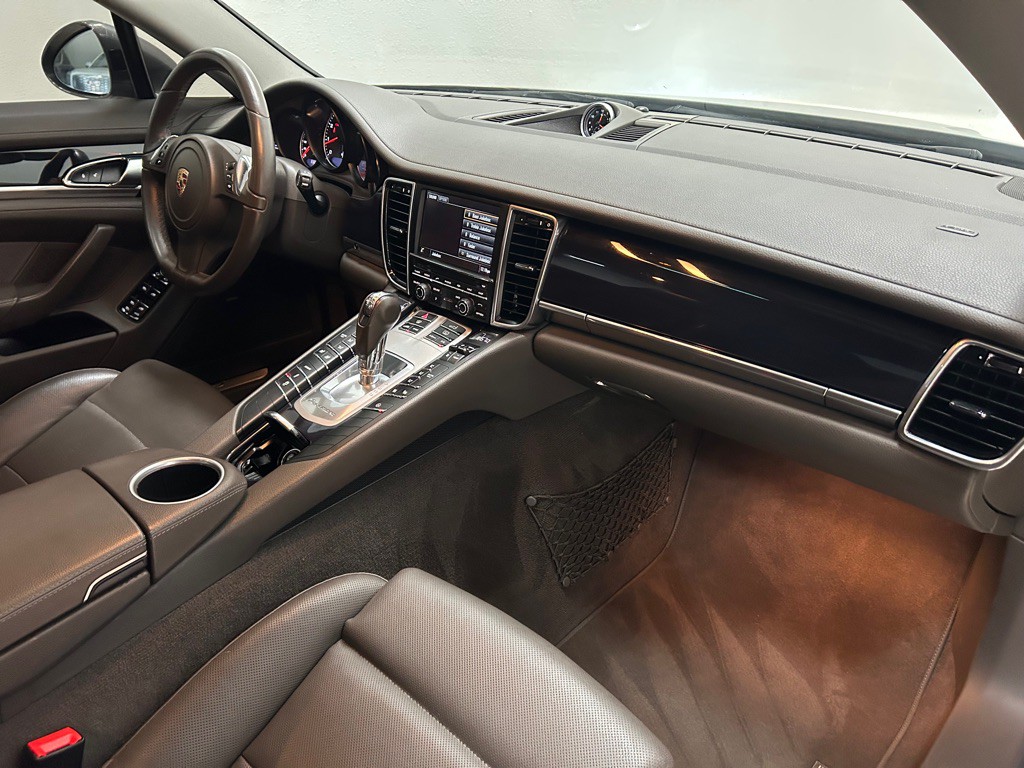 2015 Porsche Panamera Image 30