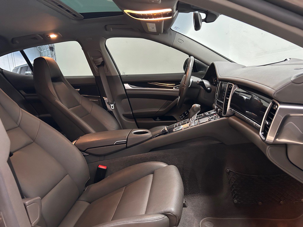 2015 Porsche Panamera Image 31