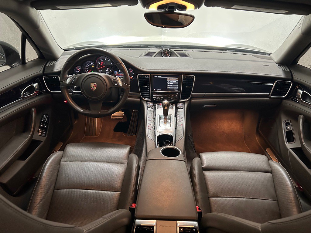 2015 Porsche Panamera Image 32